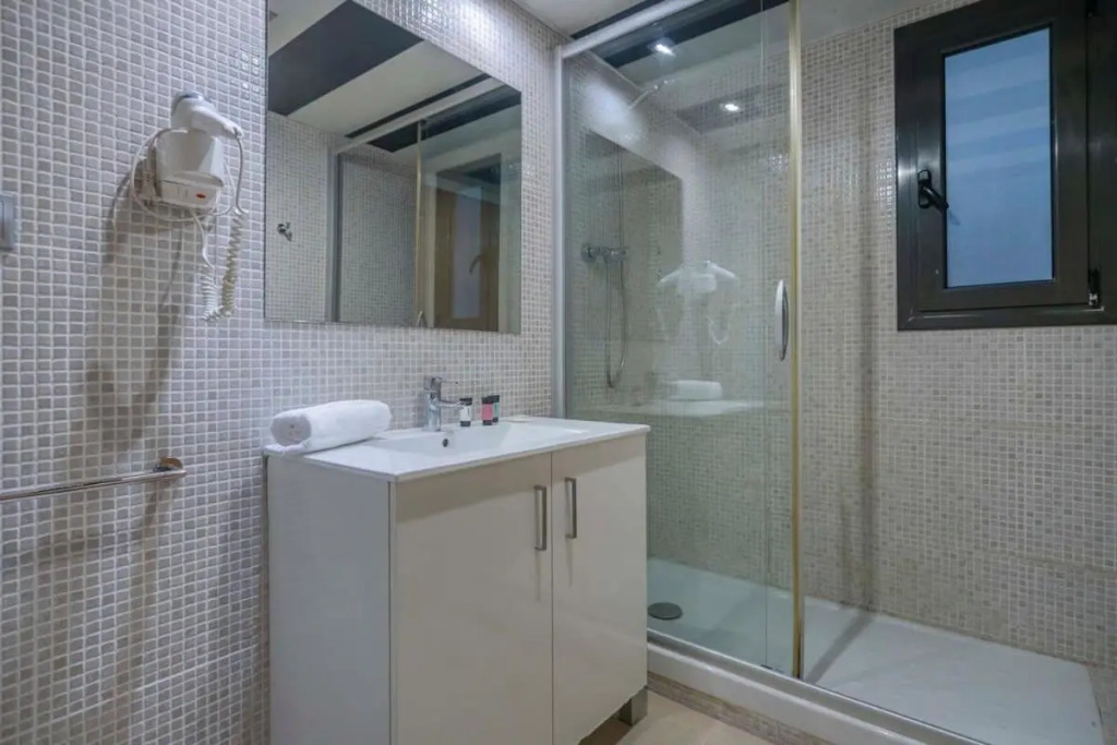 Modern and bright apartment in Eixample 2-2