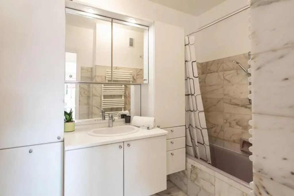 Superb apartment with terrace and sea view near beaches and city center