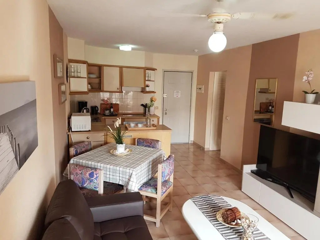 Castle Harbour with heated pool, only 700 meters to the beach, Wifi, balcony