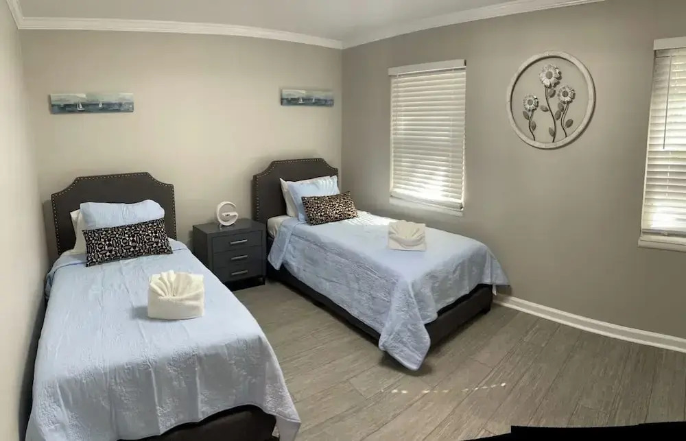 Bright 2BR Townhome Pool & Beach Minutes Away