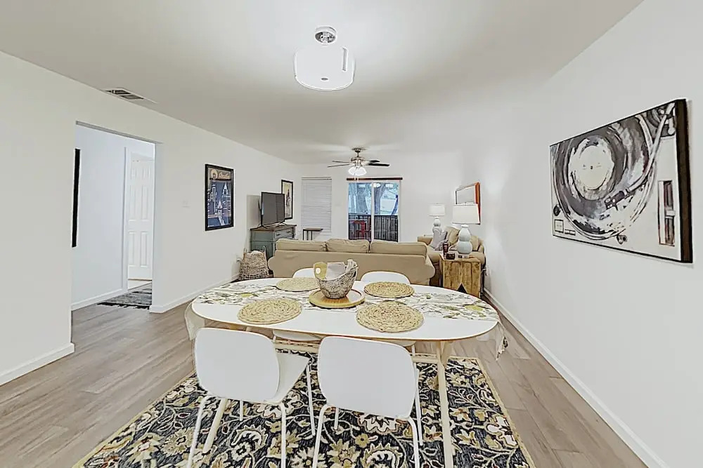 New Listing! Chic Sola W/ Private Balcony 2 Bedroom Condo
