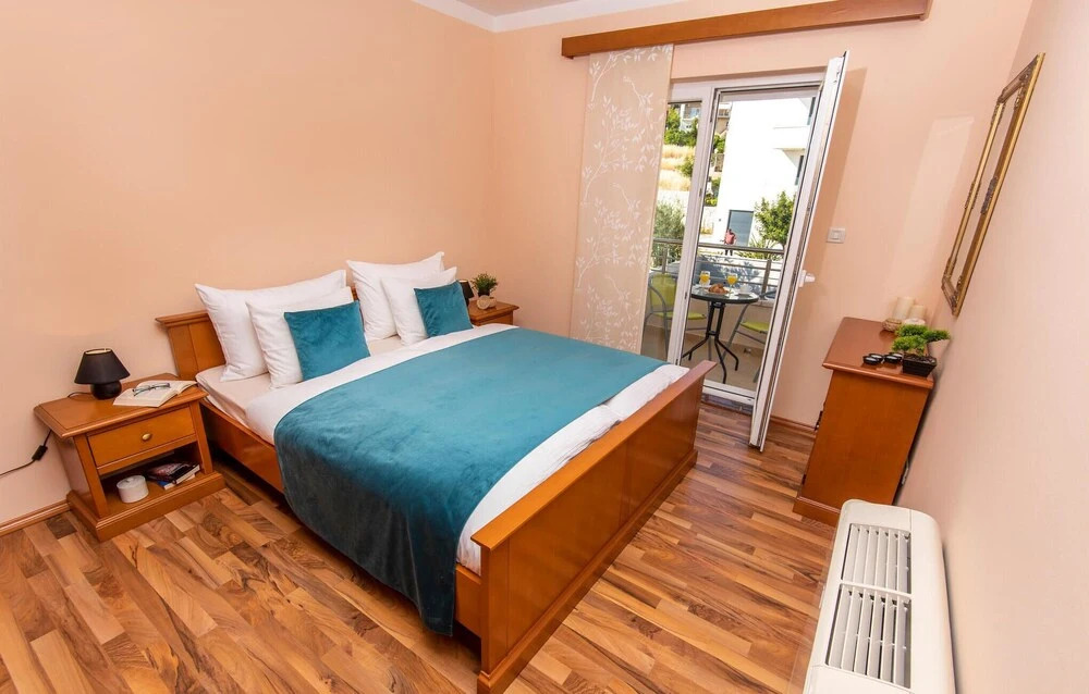 Amazing Apartment in Podstrana With 1 Bedrooms and Wifi