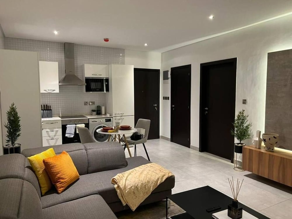 Fantastic Luxury Gem-5star Location, Pool, Gym