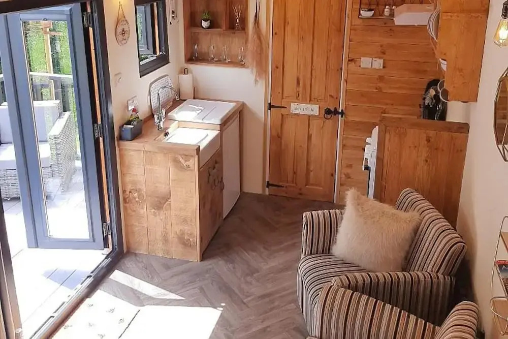 Min yr Afon - Cabin - Sleeps 2 - Hot Tub - Parking