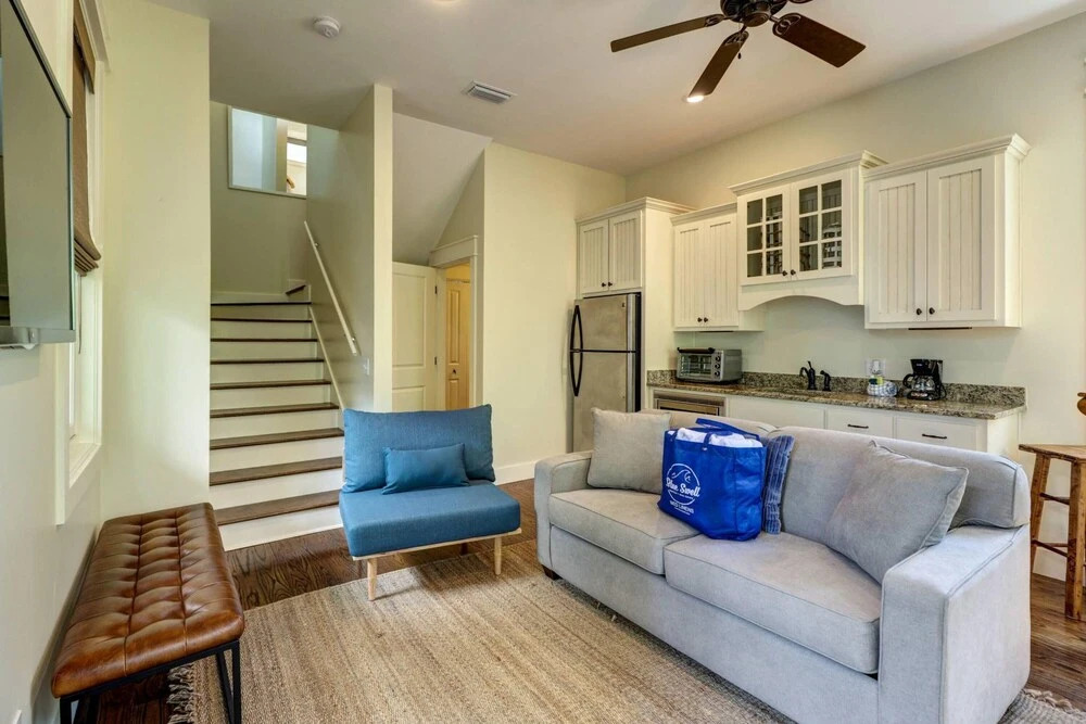 Cute little Cottage! Perfect Getaway! 2 Pools! SLEEPS 4