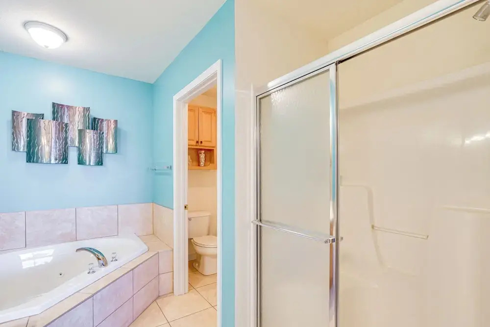 5th-floor Lakefront Condo: Elevator + Pool Access!