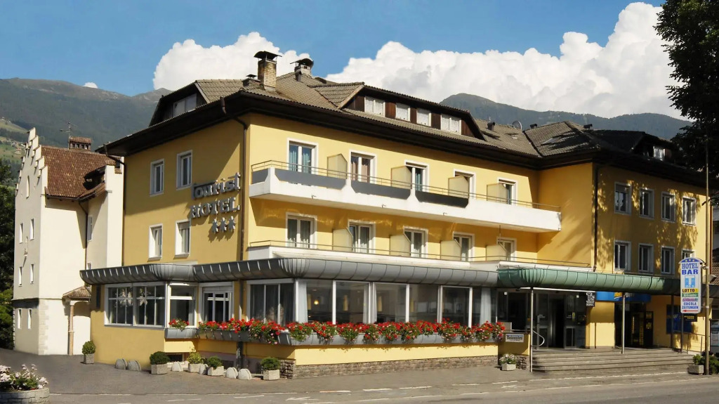 Tourist Hotel