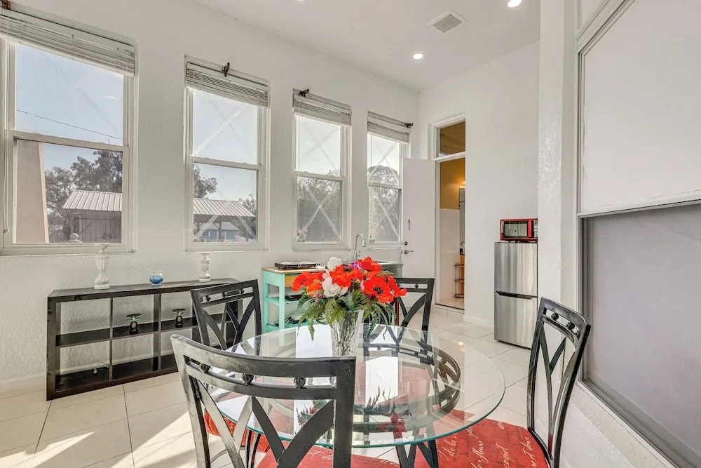 Near Apollo Beach! Bright Apt w/ Essentials