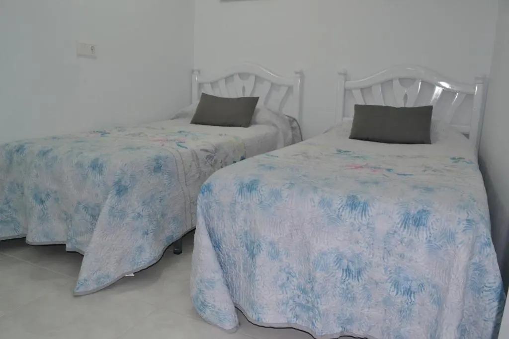 Stunning 2 Bedroom Apartment Fully Refurbished With Air-conditioning