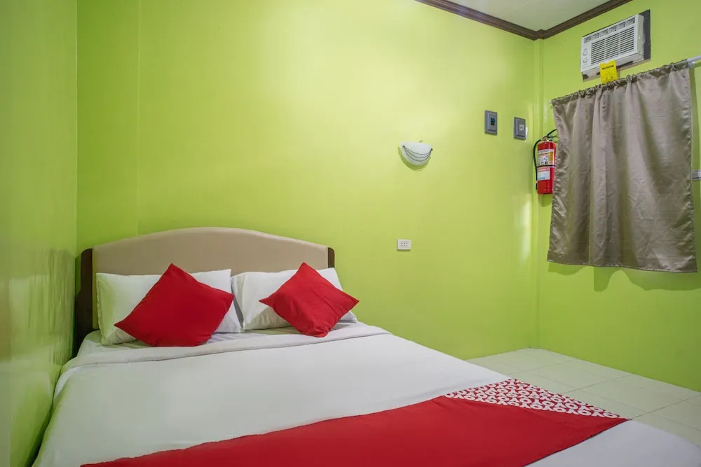 RedDoorz at Queens Hometel