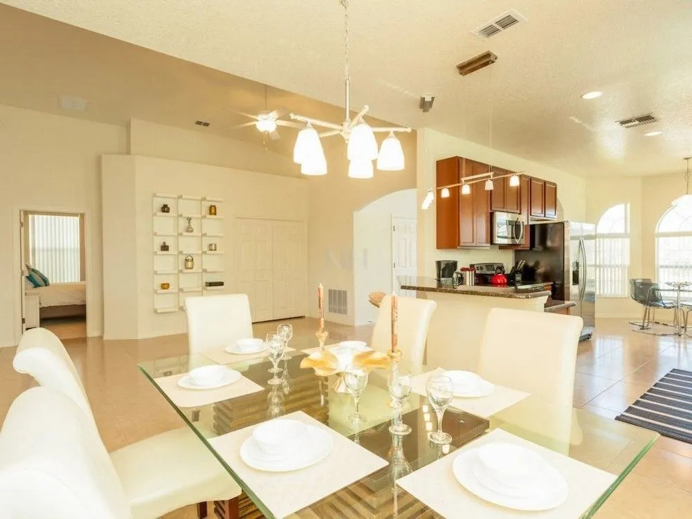 4 Bedrooms Vacation Home by RedAwning