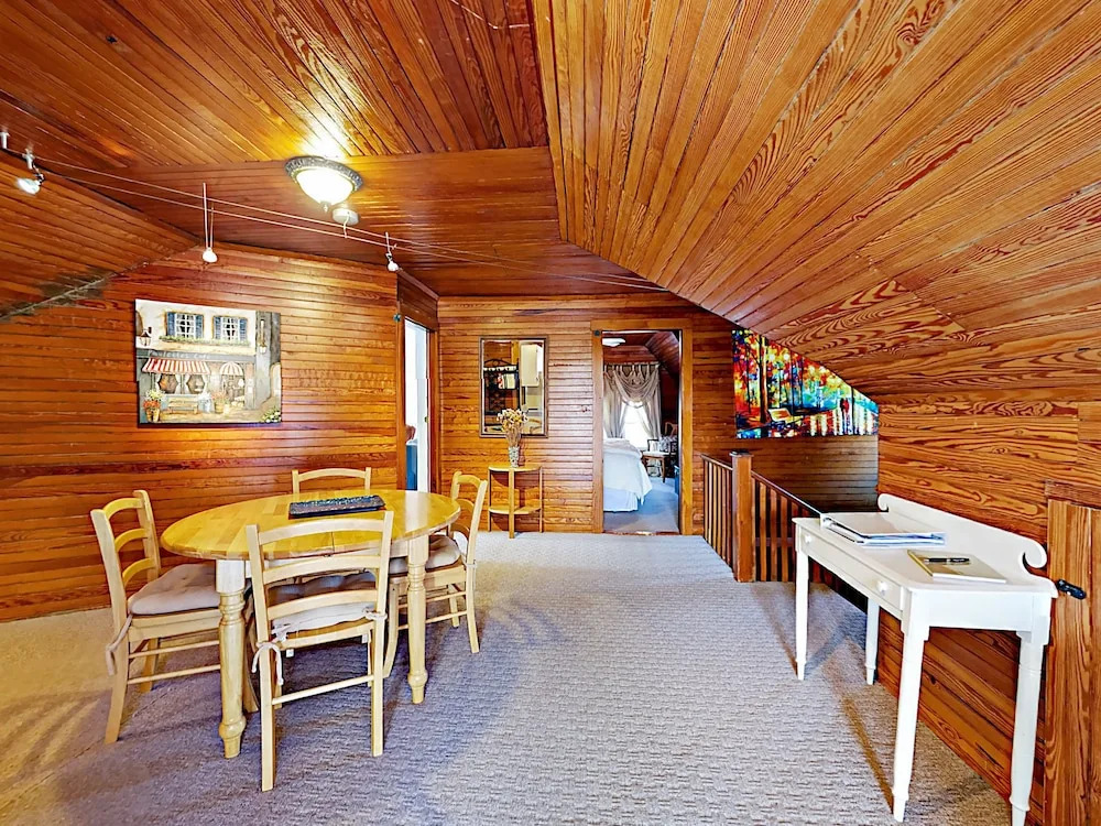 Romantic Crowâ€™s Nest Hideaway 1 Bedroom Apts