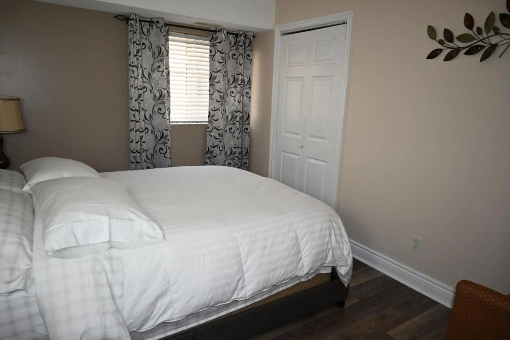 Elegant Downtown Niagara Falls Apartment