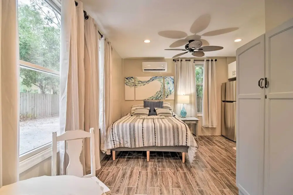 Ozona Studio w/ Shared Deck - Steps to Gulf!
