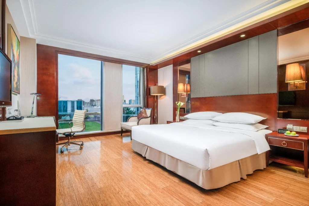 Golden Eagle Summit Hotel