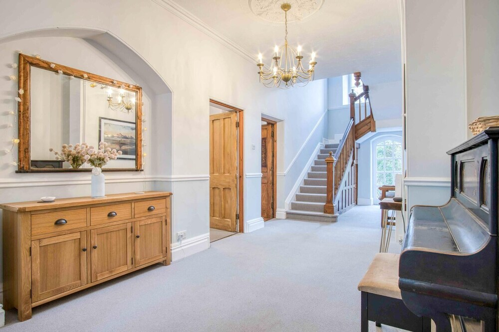 The Old Rectory - 5 Bedroom Holiday Home - Llanedi