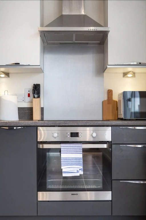 Luxury Penthouse Secc/hydro W/balcony & Parking