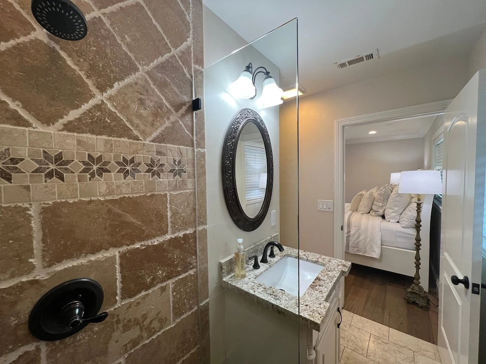 Fantastic 6 bedroom, 4.5 bath home (4 master Suites), pool home