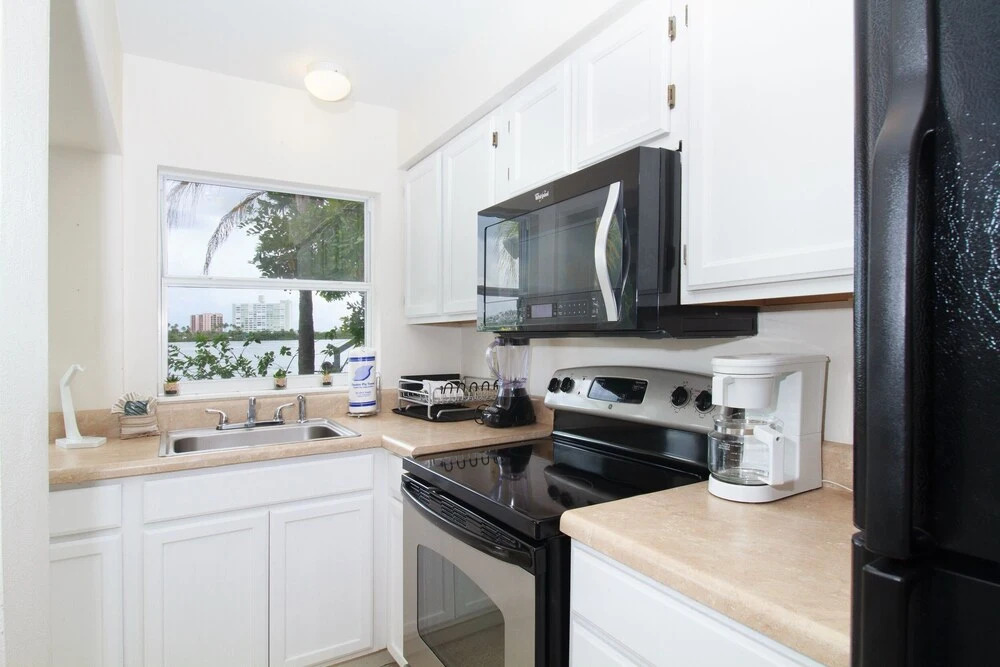 Bay Watch #1 - Weekly Beach Rental 1 Bedroom Condo by Redawning