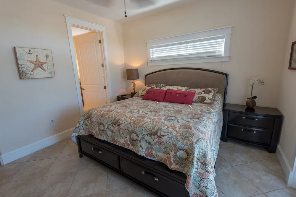 South Seas Apartment 6