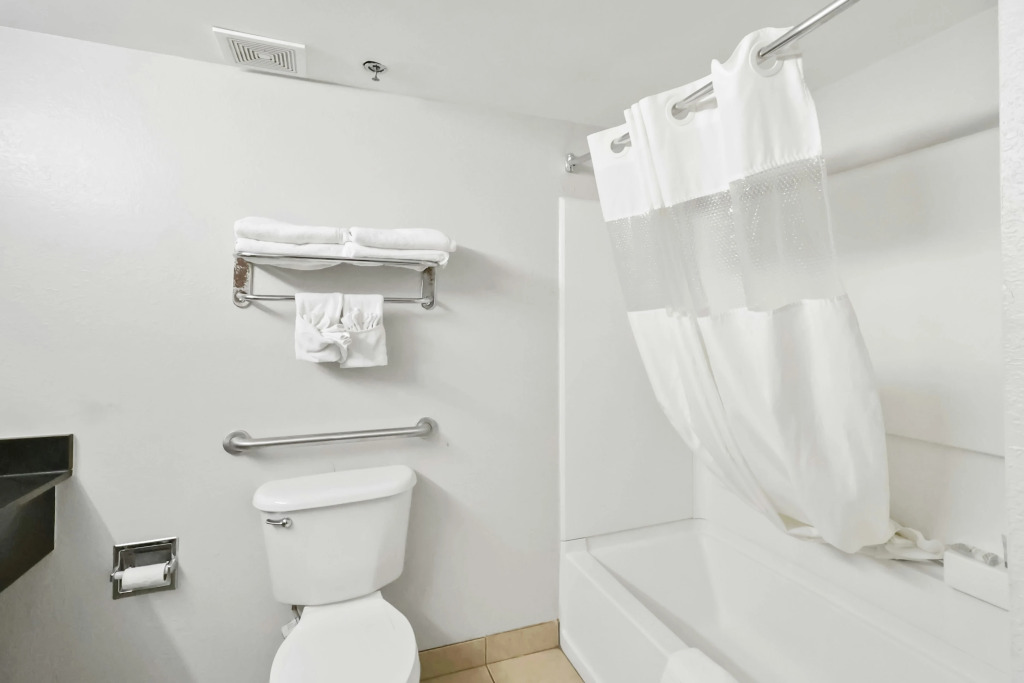 Red Roof Inn & Suites Fayetteville-Fort Bragg