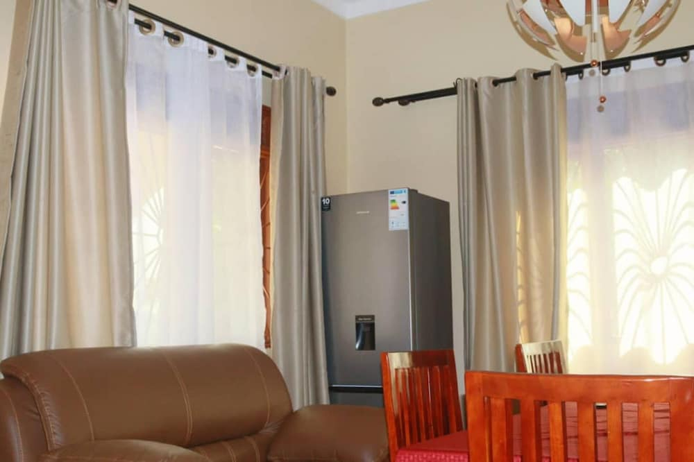 Kampala 5-beds, Sleeps 8 With Garden & Parking