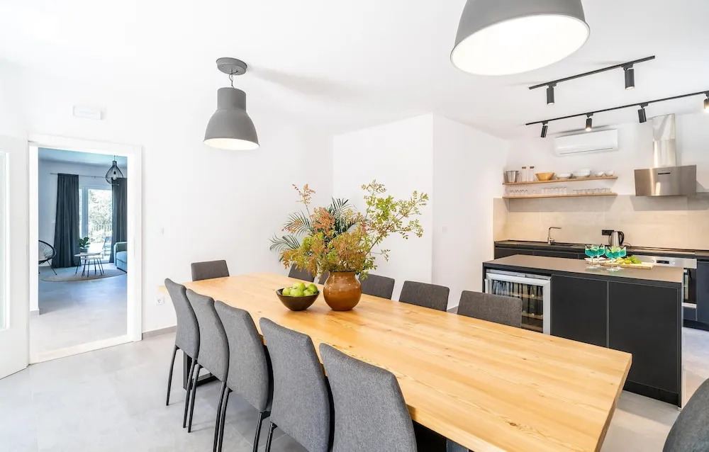 Beautiful Home in Molunat With Wifi and 8 Bedrooms