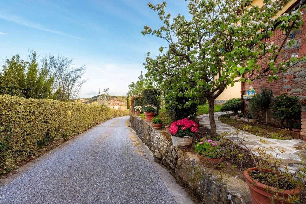 Rosyabate Cottage, with Private Garden and views between Lucca and Pistoia
