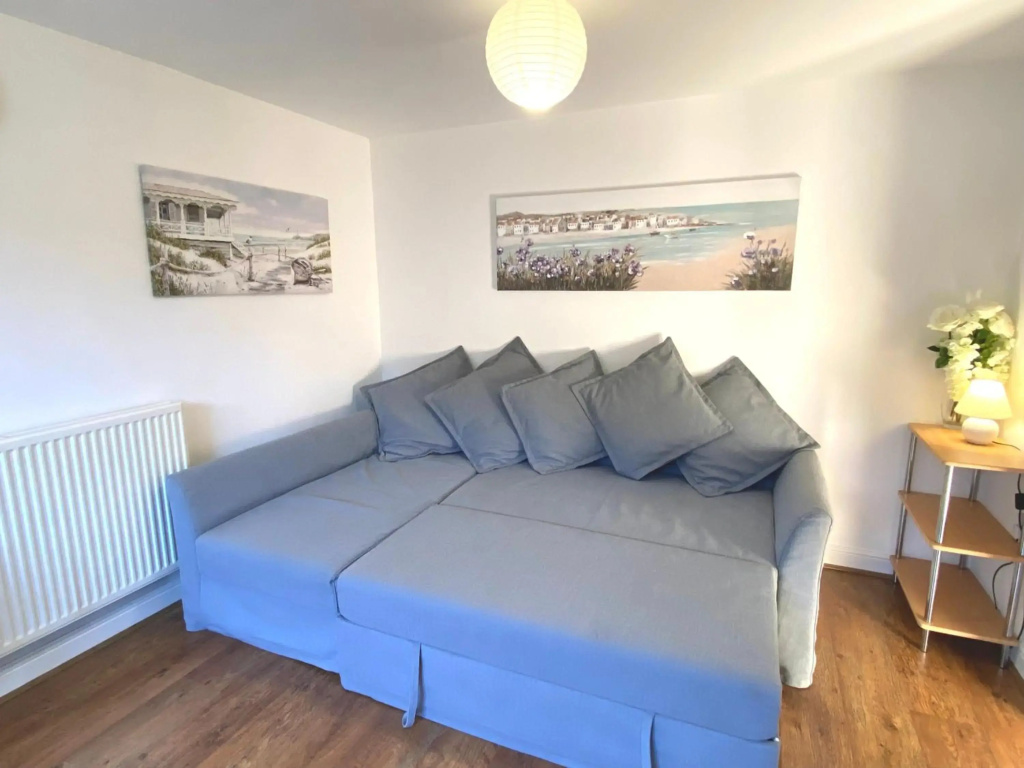 Modern & Stylish 2 Bedroom Apartment! - Ground Floor - FREE Parking for 2 Cars - Netflix - Disney Plus - Sky Sports - 1 Gigabit Internet Service - Newly decorated - Sleeps up to 4! - Close to Bournemouth Train Station