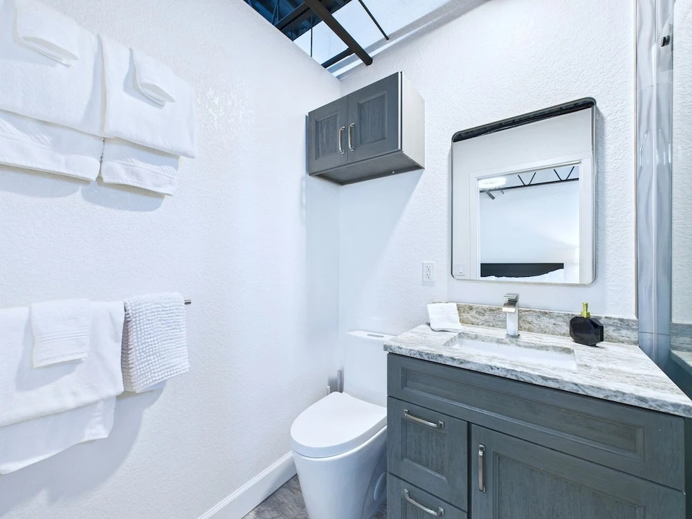 Stylish Loft Minutes From Beach Port - Unit 204