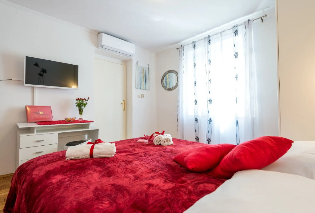 Apartments and Room Lora