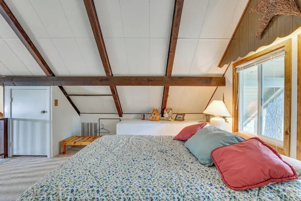 Hillside Hideaway: Warm & Cozy Terrace Lakes Cabin
