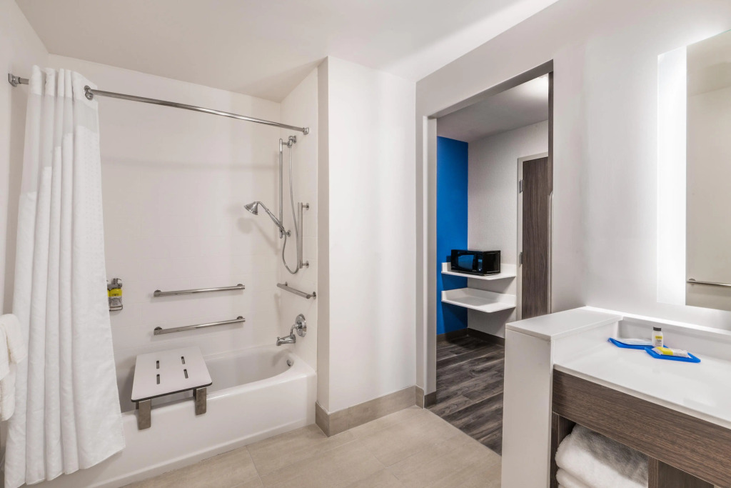 Holiday Inn Express & Suites Lake Havasu - London Bridge by IHG