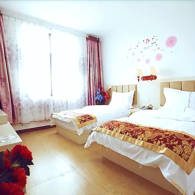 Linglong Yage Holiday Hotel (Lijiang Sanyi International Airport)