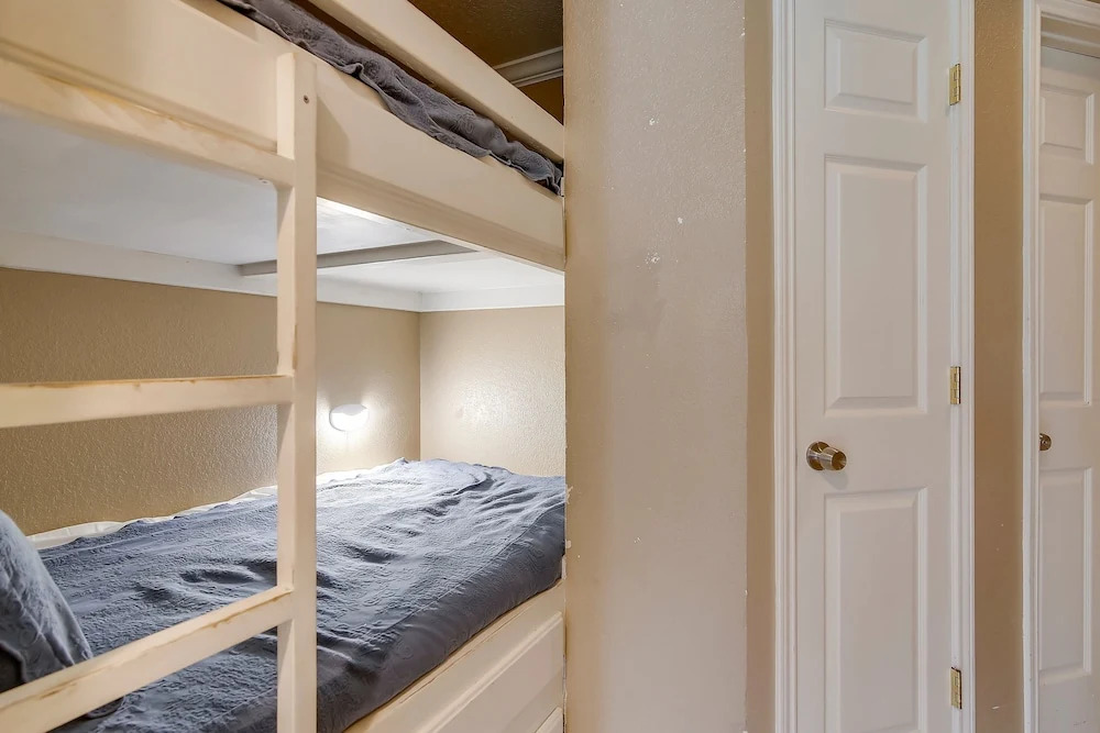 Seascape 2105 1 Bedroom Condo by RedAwning
