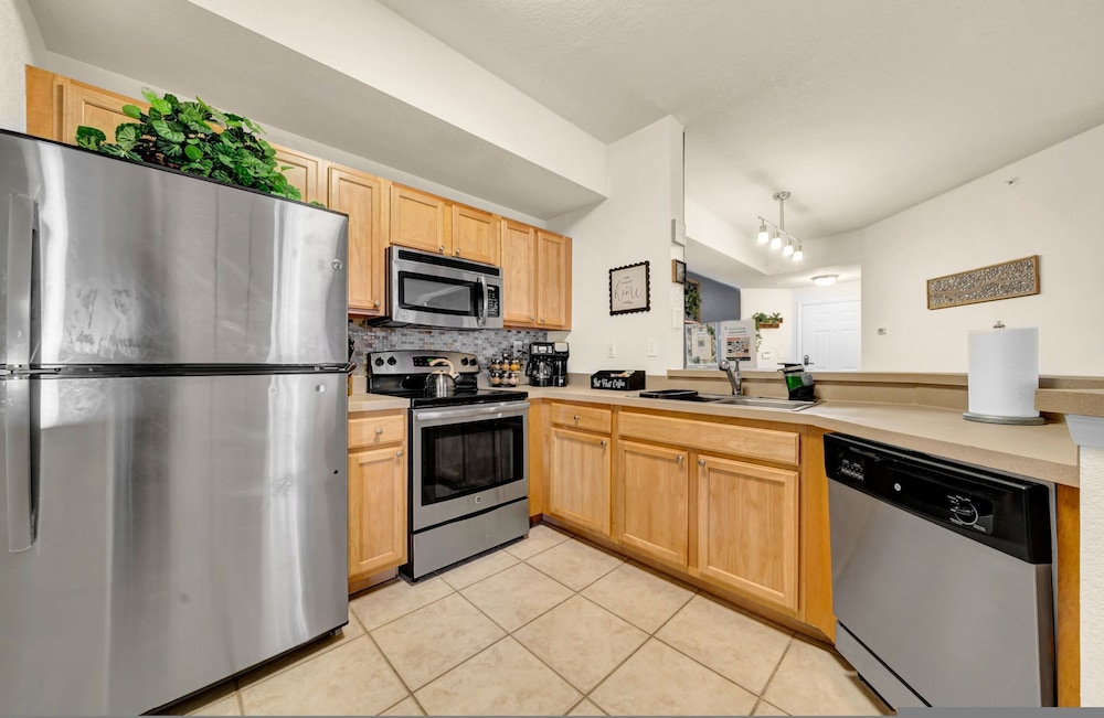 Modern 2BR 2BA w King Bed Pools Gym 1