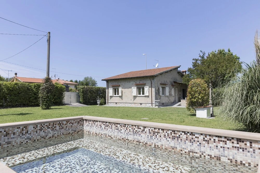 JOIVY 2 Bed Villa with Beautiful Garden in Forte dei Marmi