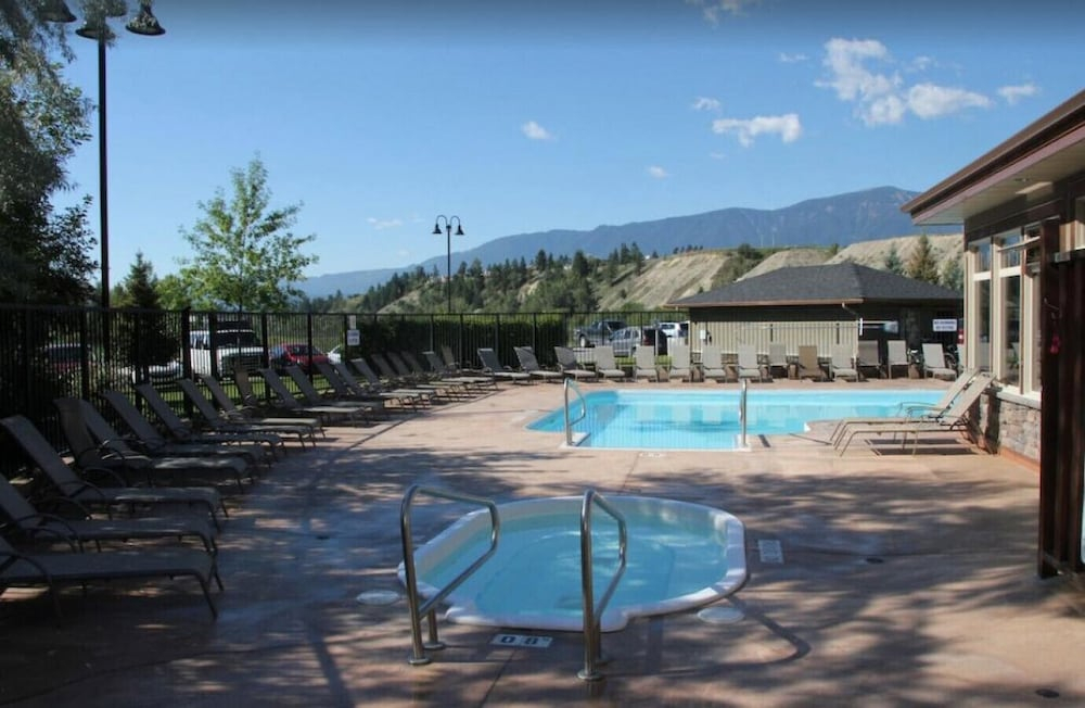 AMAZING 3Br Condo | Heated Pool & Hot Tub | Hm Theatre | Pool Table