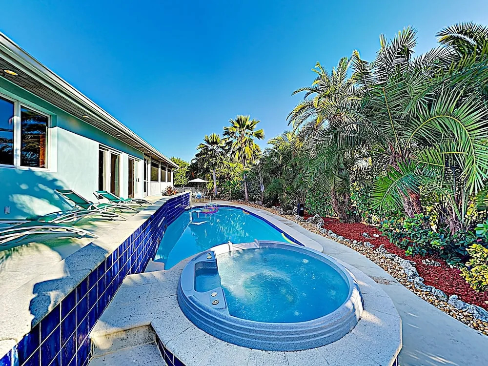 Canal-front Dream W/ Private Pool, Spa & Dock 3 Bedroom Home