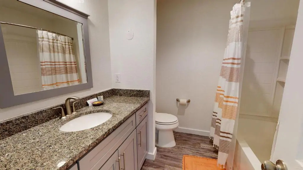 AH-H130 Newly Remodeled Ground Floor Condo, Close to PoolHot Tub