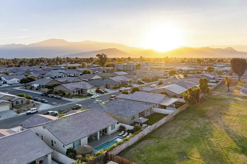 Luxe Indio Stay w/ Pool, Tiki Bar & Fire Pit Near Coachella Longfellow
