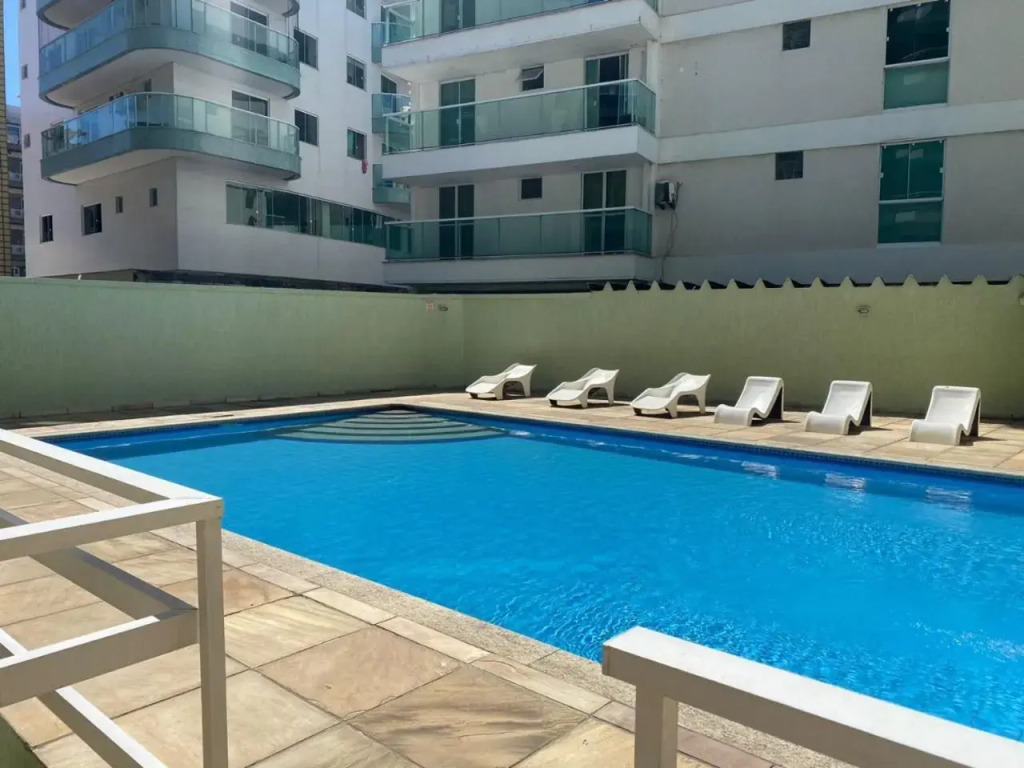 Apto 2 quartos com AR Cond, prédio frente p/ praia