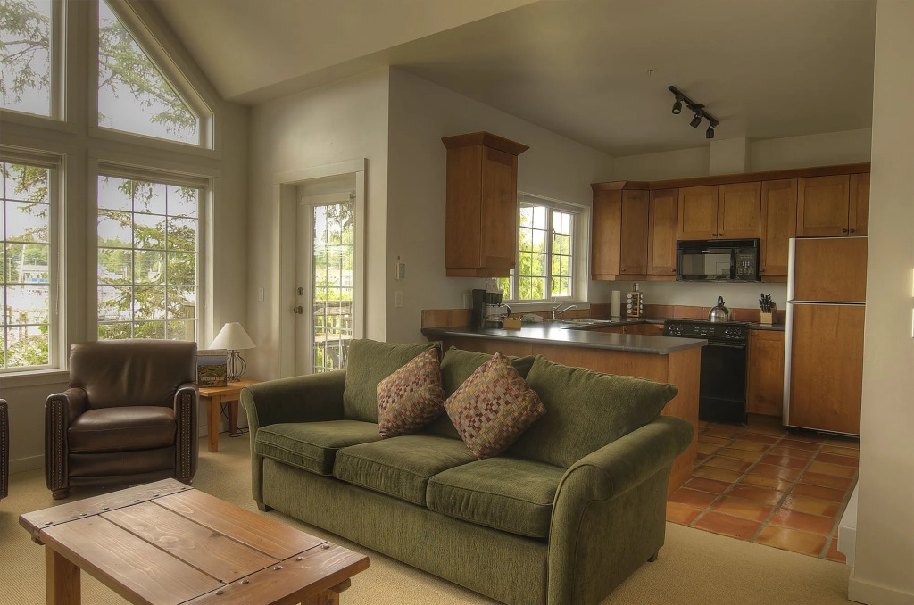 Waters Edge Shoreside Suites