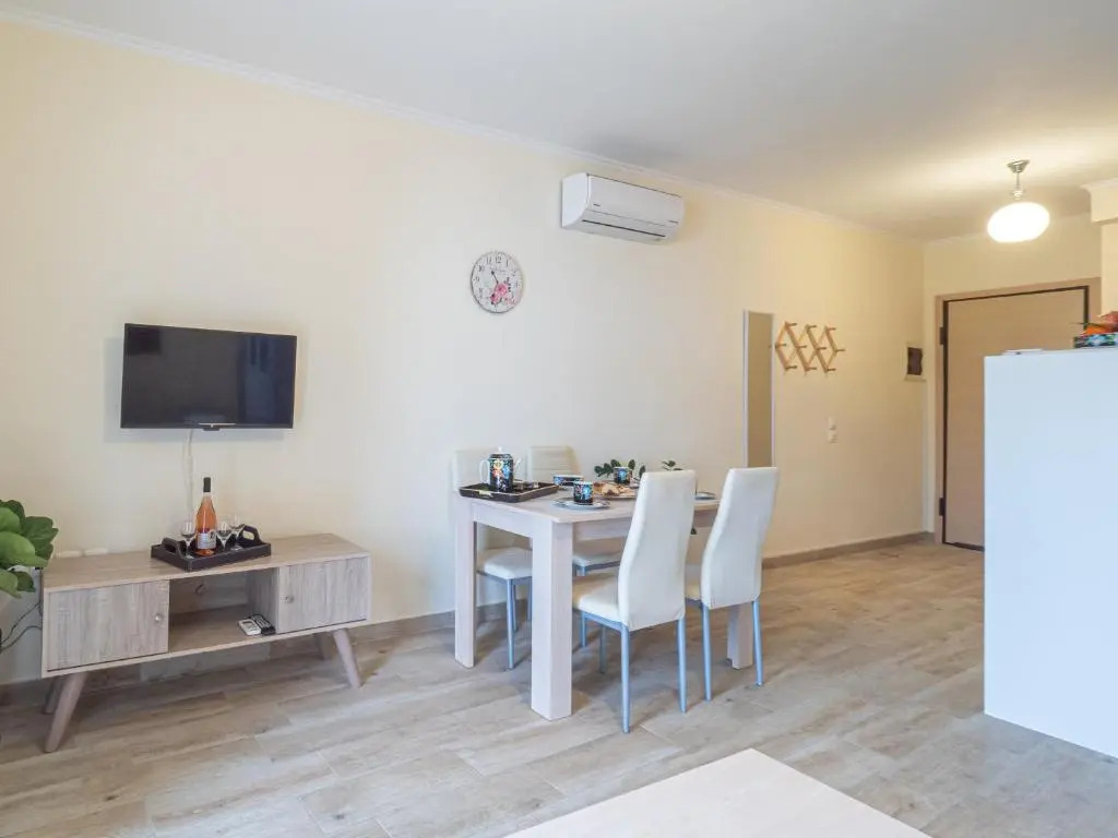 Charmy 2BD Apartment near Mon Repos Beach