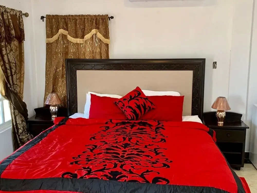 Chupaflor - Alexander Luxury & Executive Suites