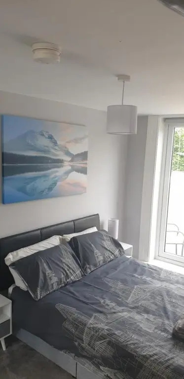 Modern 2 bed apartment with parking