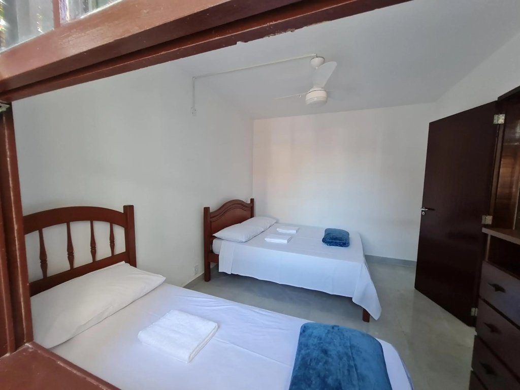 Lindissima Casa de Praia com Churrasqueira, 3 Qts-2Suites- 3 banheiros- Praia do Peró- Cabo Frio, Ótima localização com sala de jogos,Qdra de esportes, Parquinho para Crianças, Uma Qdra da Praia