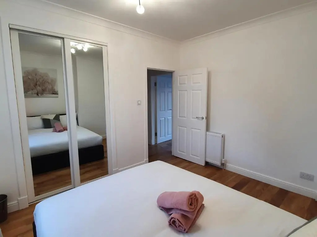 Glasgow Comfortable and Modern 3 Bedroom Mid Terraced Villa