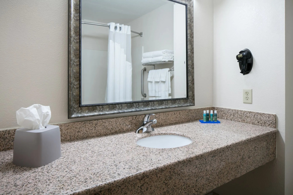 Holiday Inn Express & Suites Clinton by IHG