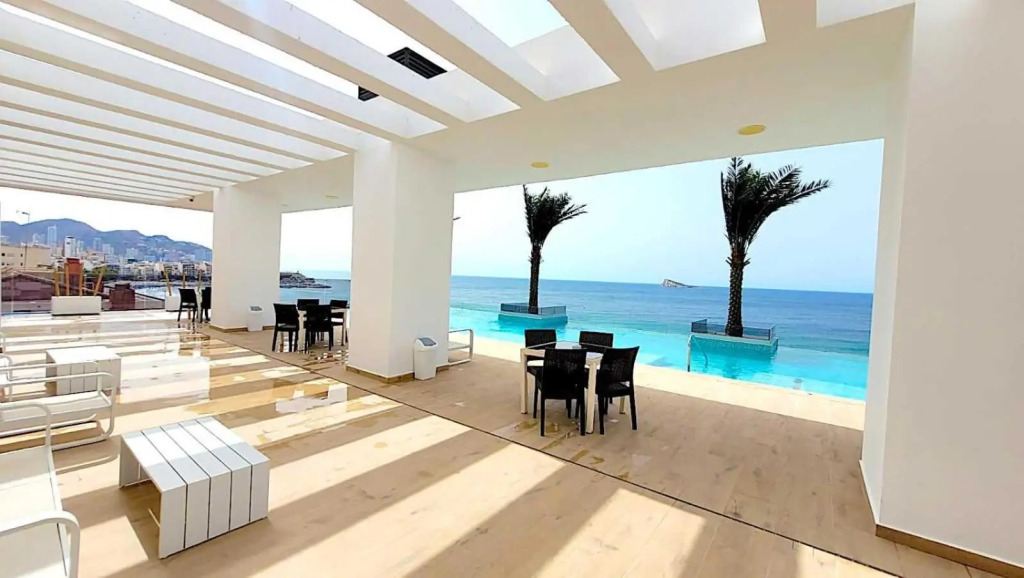 First line Ocean Drive Luxury apartment1 with infinity swimming pool